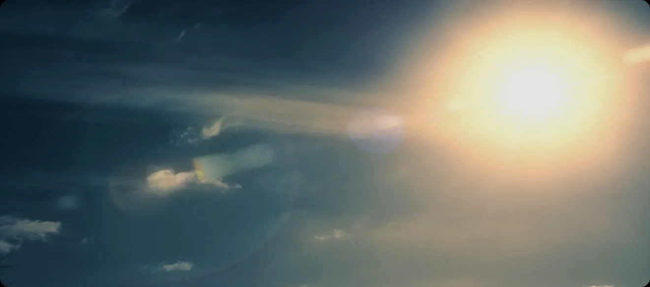 Solen skiner genom moln på himlen